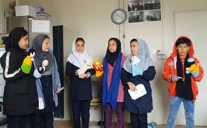 آموزش اجرای نمایش توسط اعضای کتابخانه در مدرسه