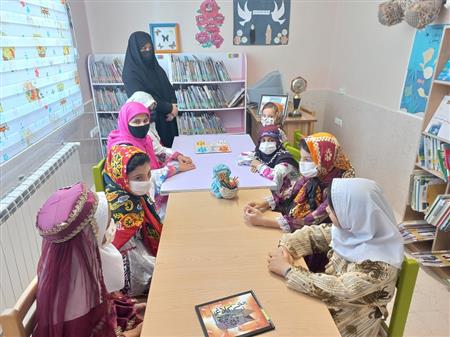 جمع خوانی کتاب توسط کودکان با لباس محلی