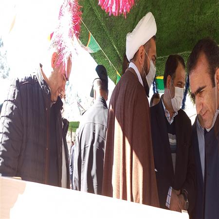 بازدید امام جمعه محترم از غرفه کتابخانه