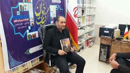 معرفی کتاب توسط مسئول کتابخانه در جمع نشست کتابخوانان کتابخانه ای